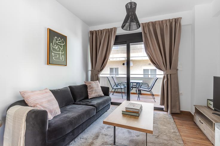 Elegant gestaltetes Wohnzimmer mit moderner Einrichtung in einer Wohnung im Evrou 88 Athens in Central Athens, Athens Elegant gestaltetes Wohnzimmer mit moderner Einrichtung in einer Wohnung im Evrou 88 Athens in Central Athens, Athens