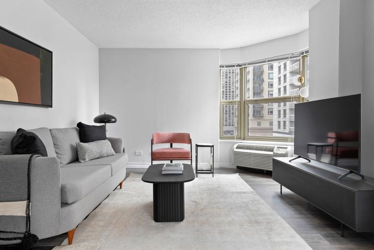 Elegante sala de estar con mobiliario moderno en un apartamento en Chestnut Place en Gold Coast, Chicago