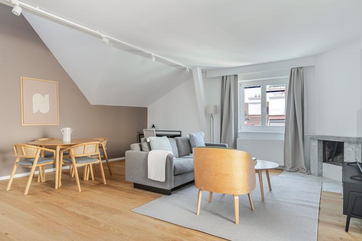 Elegant gestaltetes Wohnzimmer mit moderner Einrichtung in einer Wohnung im Postgasse 11 in Vienna, Vienna Elegant gestaltetes Wohnzimmer mit moderner Einrichtung in einer Wohnung im Postgasse 11 in Vienna, Vienna