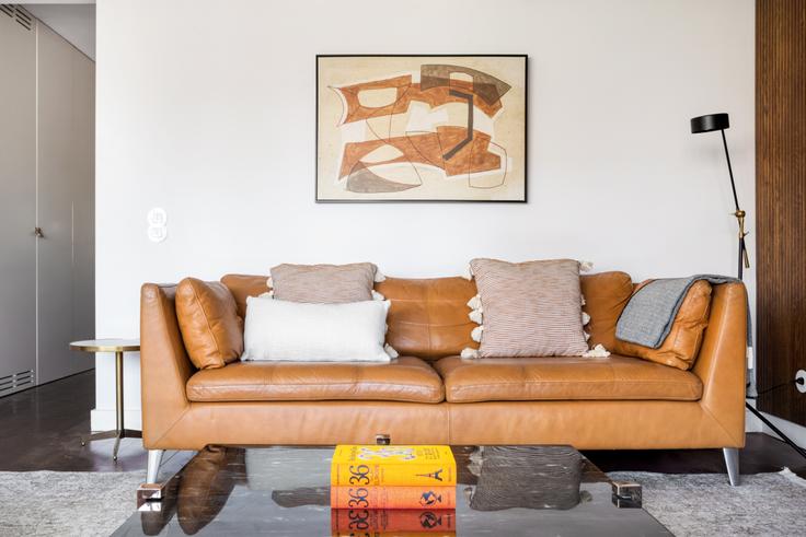 Elegantly designed living room with modern furnishings in an apartment at Rua Cecílio Sousa 31 in Príncipe Real, Lisbon