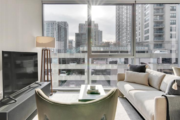 Salle de séjour élégante avec mobilier moderne dans un appartement à 8 East Huron à Chicago, Chicago