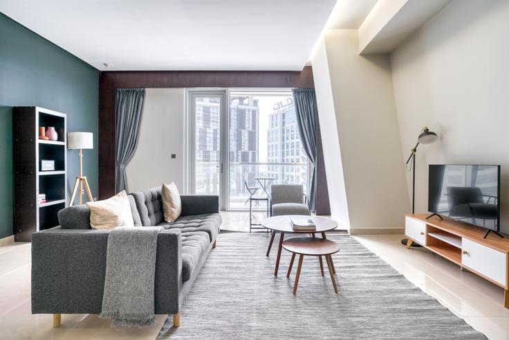 Elegante sala de estar con mobiliario moderno en un apartamento en U-bora en Business Bay, Dubai Elegante sala de estar con mobiliario moderno en un apartamento en U-bora en Business Bay, Dubai