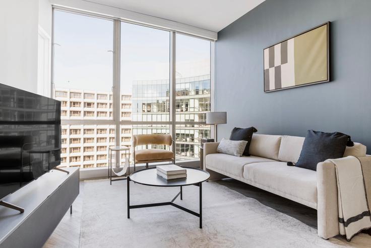 Elegante sala de estar con mobiliario moderno en un apartamento en The Hepburn en Dupont Circle, Washington D.C.