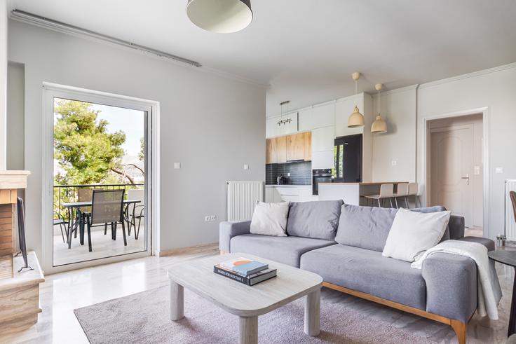 Elegant gestaltetes Wohnzimmer mit moderner Einrichtung in einer Wohnung im Kitsou Tzavella in North Athens, Athens