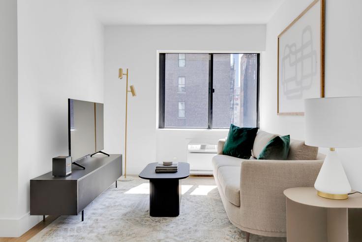 Elegant gestaltetes Wohnzimmer mit moderner Einrichtung in einer Wohnung im The Chelsea in Manhattan, New York Elegant gestaltetes Wohnzimmer mit moderner Einrichtung in einer Wohnung im The Chelsea in Manhattan, New York