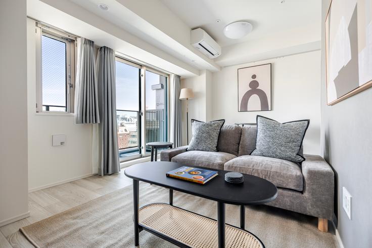 Elegant gestaltetes Wohnzimmer mit moderner Einrichtung in einer Wohnung im Brillia ist  Asakusa in Taito City, Tokyo