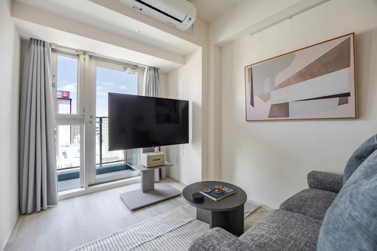 Elegante sala de estar con mobiliario moderno en un apartamento en Brillia ist Asakusa en Taito City, Tokyo Elegante sala de estar con mobiliario moderno en un apartamento en Brillia ist Asakusa en Taito City, Tokyo