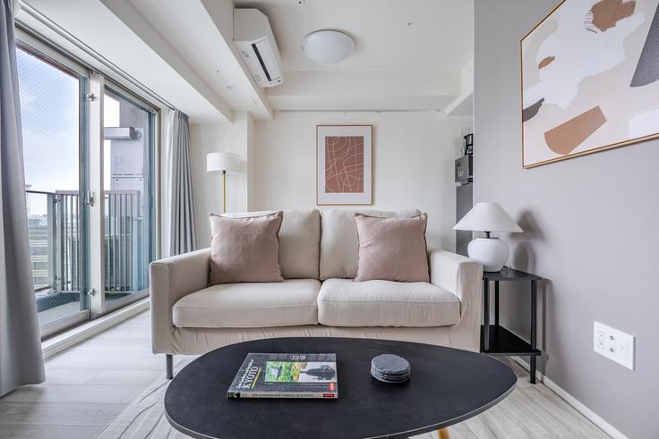 Elegante sala de estar con mobiliario moderno en un apartamento en Brillia ist Asakusa en Taito City, Tokyo Elegante sala de estar con mobiliario moderno en un apartamento en Brillia ist Asakusa en Taito City, Tokyo