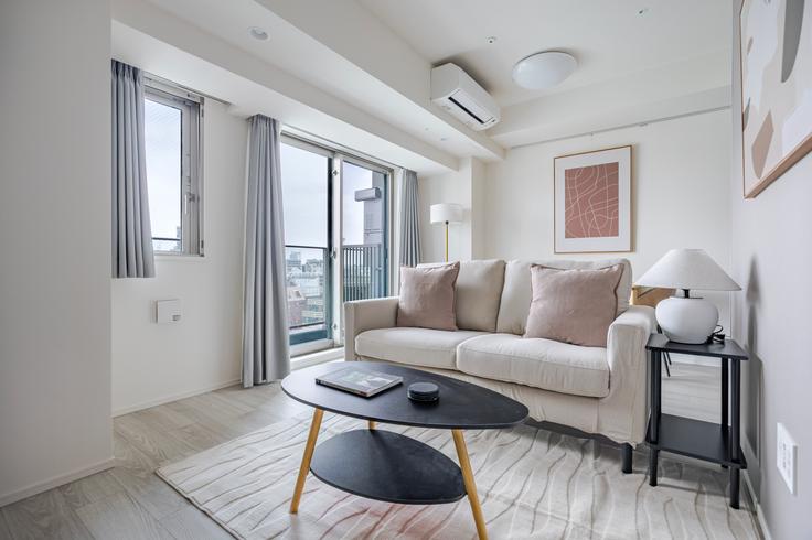 Elegant gestaltetes Wohnzimmer mit moderner Einrichtung in einer Wohnung im Brillia ist  Asakusa in Taito City, Tokyo