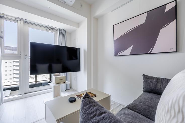 Elegante sala de estar con mobiliario moderno en un apartamento en Brillia ist Asakusa en Taito City, Tokyo Elegante sala de estar con mobiliario moderno en un apartamento en Brillia ist Asakusa en Taito City, Tokyo