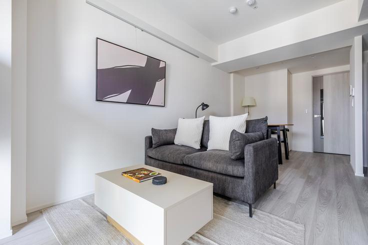 Salle de séjour élégante avec mobilier moderne dans un appartement à Brillia ist  Asakusa à Taito City, Tokyo