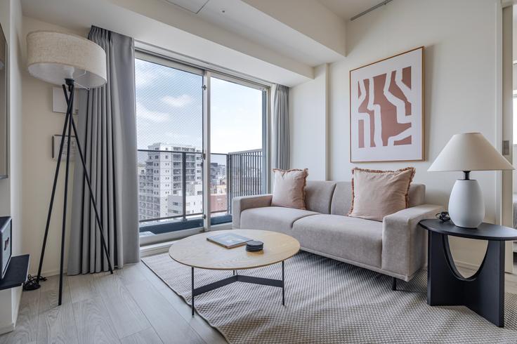 Salle de séjour élégante avec mobilier moderne dans un appartement à Brillia ist  Asakusa à Taito City, Tokyo