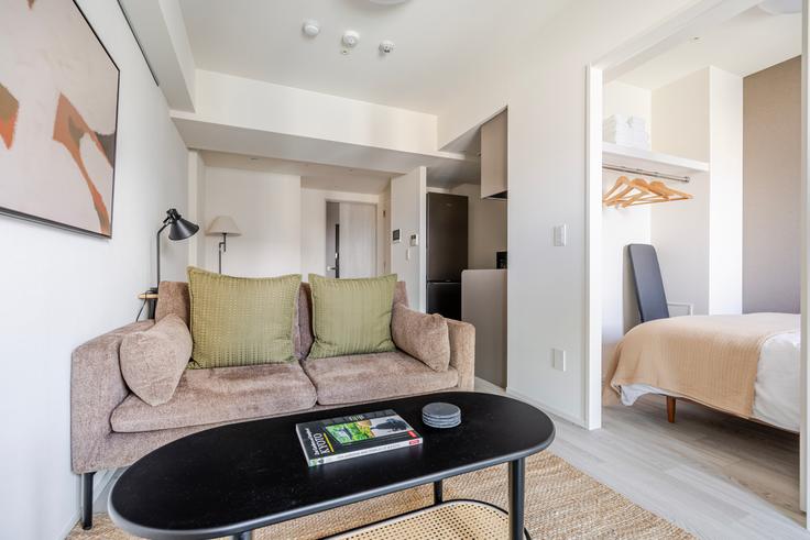 Elegante sala de estar con mobiliario moderno en un apartamento en Brillia ist Asakusa en Taito City, Tokyo Elegante sala de estar con mobiliario moderno en un apartamento en Brillia ist Asakusa en Taito City, Tokyo