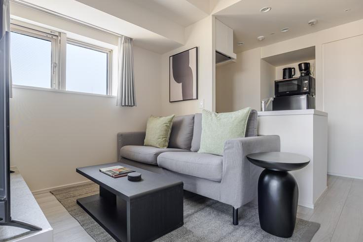 Elegante sala de estar con mobiliario moderno en un apartamento en Brillia ist  Asakusa en Taito City, Tokyo