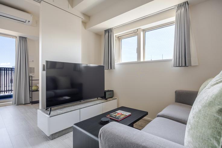 Elegante sala de estar con mobiliario moderno en un apartamento en Brillia ist Asakusa en Taito City, Tokyo Elegante sala de estar con mobiliario moderno en un apartamento en Brillia ist Asakusa en Taito City, Tokyo