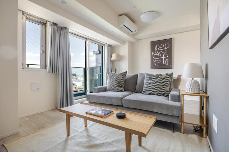 Elegante sala de estar con mobiliario moderno en un apartamento en Brillia ist  Asakusa en Taito City, Tokyo