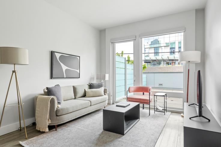 Sala de estar elegantemente projetada com móveis modernos em um apartamento no Mark on 8th em South Lake Union, Seattle