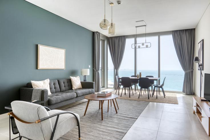 Elegante sala de estar con mobiliario moderno en un apartamento en 52|42 tower en Dubai Marina, Dubai Elegante sala de estar con mobiliario moderno en un apartamento en 52|42 tower en Dubai Marina, Dubai
