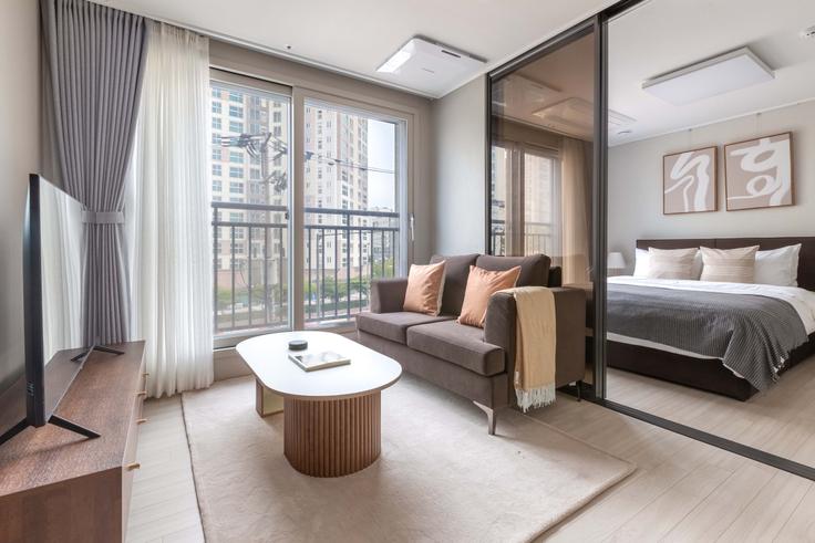 Sala de estar elegantemente projetada com móveis modernos em um apartamento no Heligraph Magok Edition 101 (APT) em Gangseo-gu, Seoul Sala de estar elegantemente projetada com móveis modernos em um apartamento no Heligraph Magok Edition 101 (APT) em Gangseo-gu, Seoul