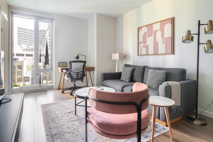 Sala de estar elegantemente projetada com móveis modernos em um apartamento no 150 Van Ness em San Francisco, San Francisco