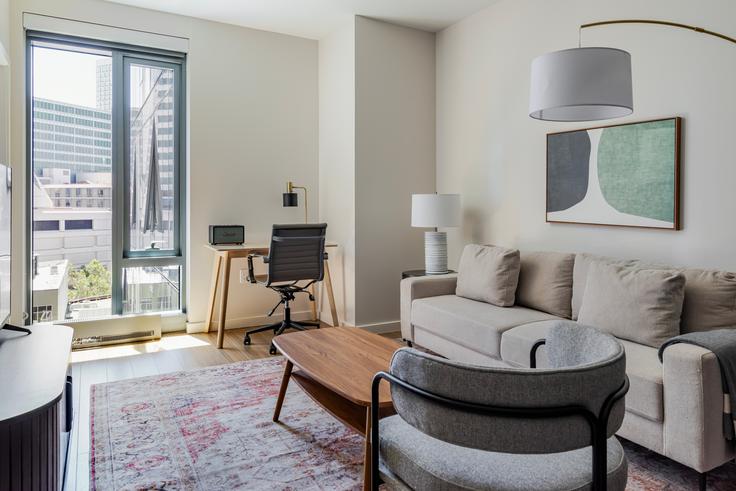 Elegante sala de estar con mobiliario moderno en un apartamento en 150 Van Ness en San Francisco, San Francisco Elegante sala de estar con mobiliario moderno en un apartamento en 150 Van Ness en San Francisco, San Francisco