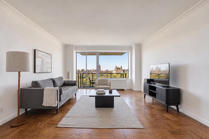 Manhattan, New York에 위치한 985 5th Avenue 유닛의 세련된 인테리어가 돋보이는 거실