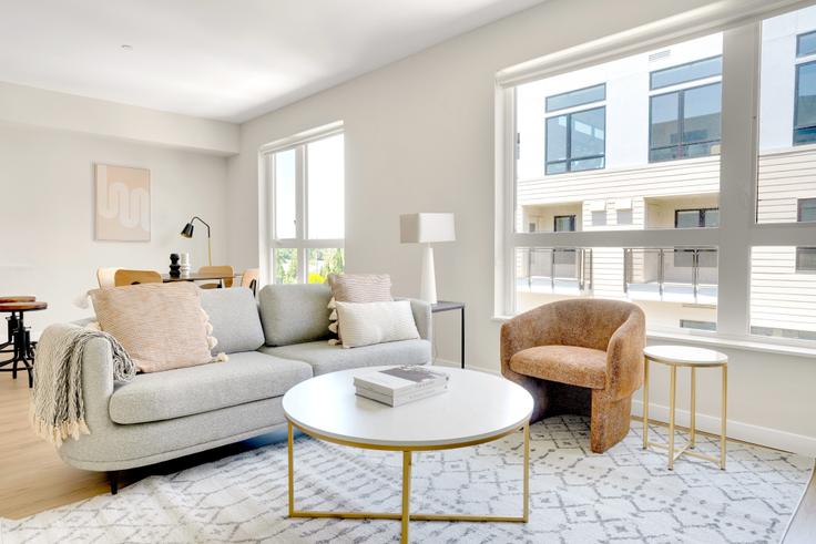 Salle de séjour élégante avec mobilier moderne dans un appartement à Maxwell Apartments à Sunnyvale, Sunnyvale Salle de séjour élégante avec mobilier moderne dans un appartement à Maxwell Apartments à Sunnyvale, Sunnyvale