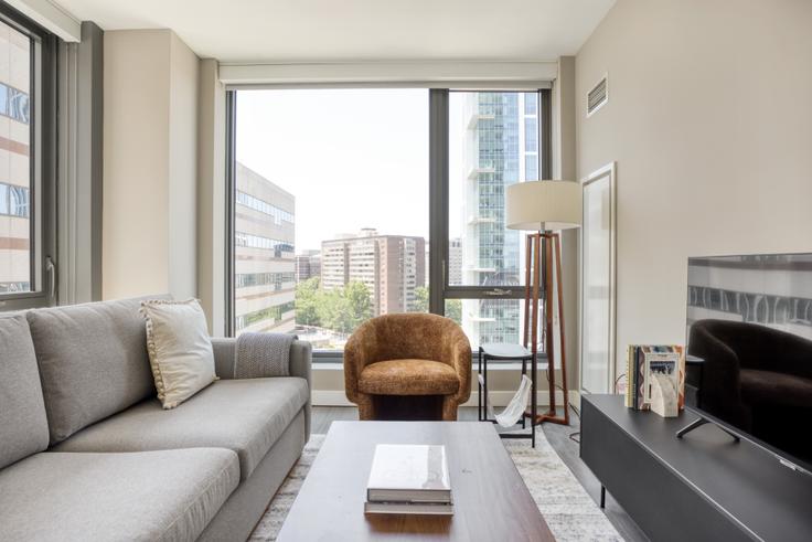 Elegant gestaltetes Wohnzimmer mit moderner Einrichtung in einer Wohnung im Avalon north station in Boston, Boston Elegant gestaltetes Wohnzimmer mit moderner Einrichtung in einer Wohnung im Avalon north station in Boston, Boston