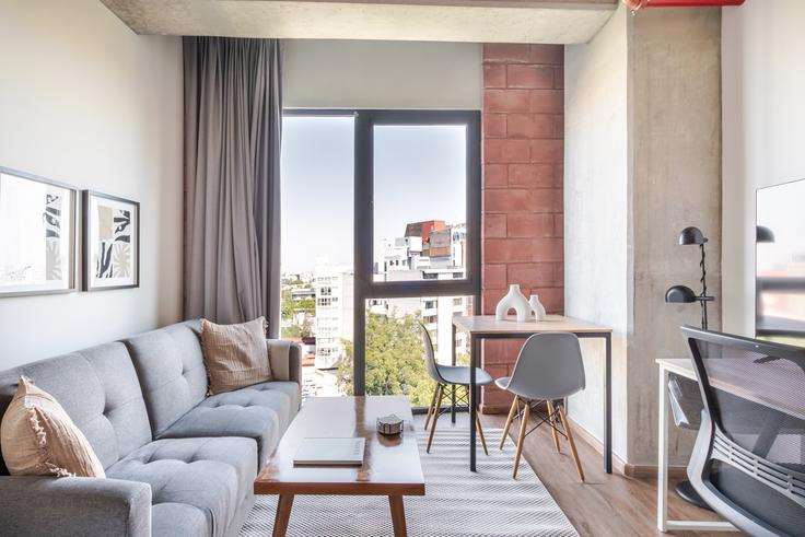 Elegant gestaltetes Wohnzimmer mit moderner Einrichtung in einer Wohnung im Amalia in Mexico City, Mexico City Elegant gestaltetes Wohnzimmer mit moderner Einrichtung in einer Wohnung im Amalia in Mexico City, Mexico City