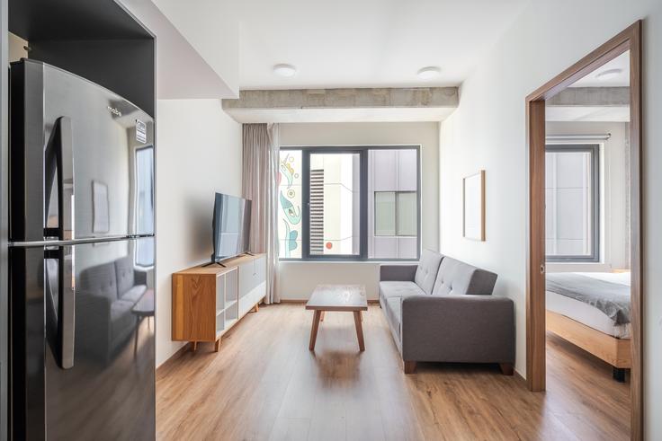 Elegant gestaltetes Wohnzimmer mit moderner Einrichtung in einer Wohnung im Magda in Mexico City, Mexico City Elegant gestaltetes Wohnzimmer mit moderner Einrichtung in einer Wohnung im Magda in Mexico City, Mexico City