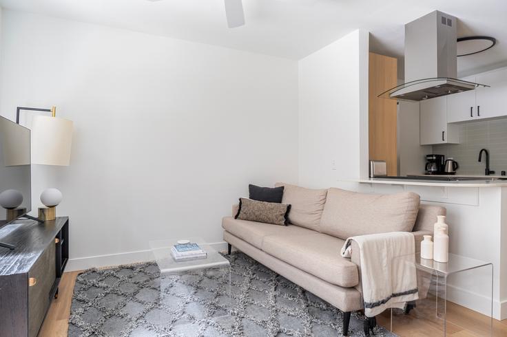 Sala de estar elegantemente projetada com móveis modernos em um apartamento no Noda em Seattle, Seattle Sala de estar elegantemente projetada com móveis modernos em um apartamento no Noda em Seattle, Seattle