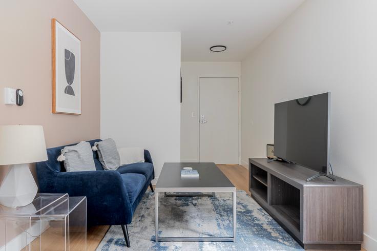 Seattle, Seattle에 위치한 Noda 유닛의 세련된 인테리어가 돋보이는 거실 Seattle, Seattle에 위치한 Noda 유닛의 세련된 인테리어가 돋보이는 거실