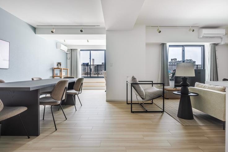Elegante sala de estar con mobiliario moderno en un apartamento en The Park Cross Nishi-Shinjuku 5-chome en Shinjuku City, Tokyo
