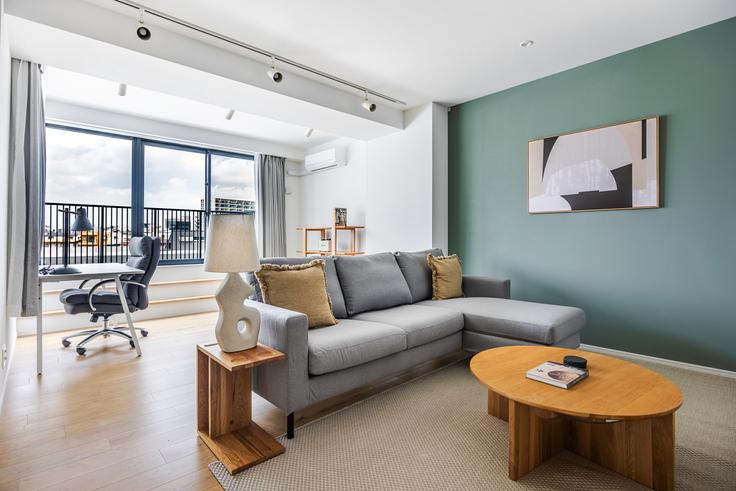 Elegante sala de estar con mobiliario moderno en un apartamento en The Park Cross Nishi-Shinjuku 5-chome en Shinjuku City, Tokyo