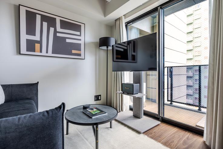 Duo Flats Ikejiri-Ohashi Norris adresindeki bir dairede modern mobilyalarla zarif bir şekilde tasarlanmış oturma odası Meguro City, Tokyo Duo Flats Ikejiri-Ohashi Norris adresindeki bir dairede modern mobilyalarla zarif bir şekilde tasarlanmış oturma odası Meguro City, Tokyo