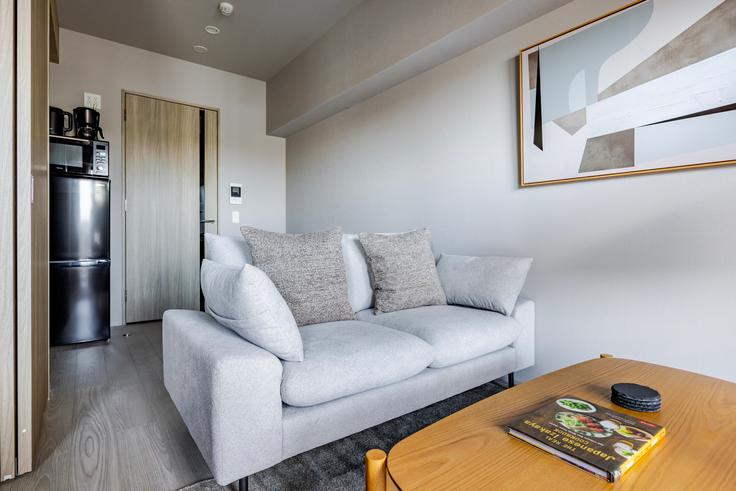 Duo Flats Ikejiri-Ohashi Norris adresindeki bir dairede modern mobilyalarla zarif bir şekilde tasarlanmış oturma odası Meguro City, Tokyo