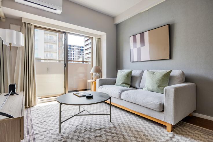 Salle de séjour élégante avec mobilier moderne dans un appartement à Prime Urban Meguro Riverfront à Meguro City, Tokyo
