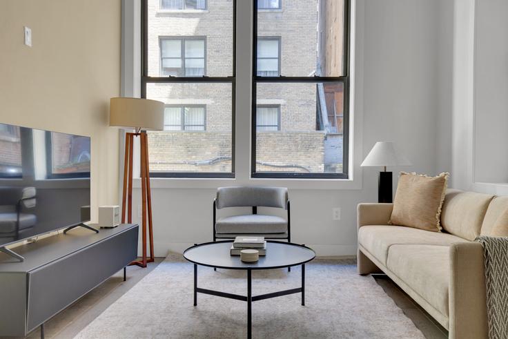 Manhattan, New York에 위치한 241 West 75th Street 아파트의 세련된 인테리어가 돋보이는 거실 Manhattan, New York에 위치한 241 West 75th Street 아파트의 세련된 인테리어가 돋보이는 거실