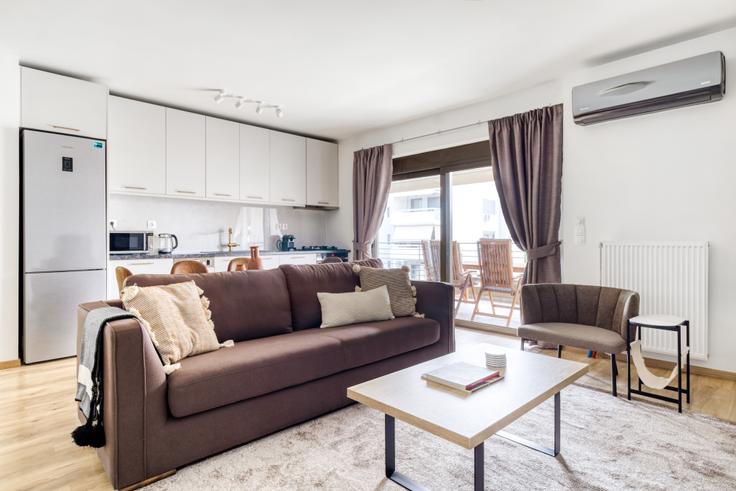 Salle de séjour élégante avec mobilier moderne dans un appartement à Eratous II à North Athens, Athens