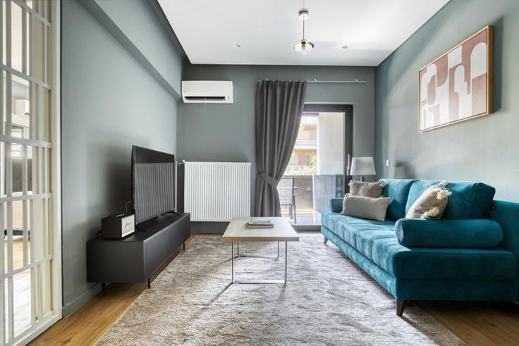 Elegante sala de estar con mobiliario moderno en un apartamento en Filikis Eterias VIII en South Athens, Athens Elegante sala de estar con mobiliario moderno en un apartamento en Filikis Eterias VIII en South Athens, Athens