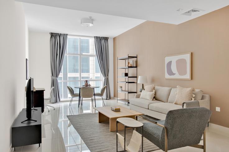 Sala de estar elegantemente projetada com móveis modernos em um apartamento no Duja Tower em Trade Center, Dubai Sala de estar elegantemente projetada com móveis modernos em um apartamento no Duja Tower em Trade Center, Dubai