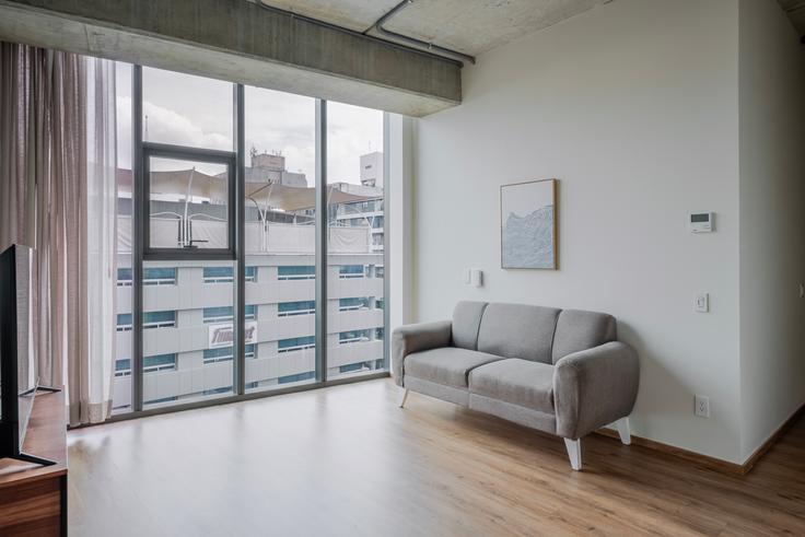 Elegant gestaltetes Wohnzimmer mit moderner Einrichtung in einer Wohnung im Magda in Mexico City, Mexico City Elegant gestaltetes Wohnzimmer mit moderner Einrichtung in einer Wohnung im Magda in Mexico City, Mexico City