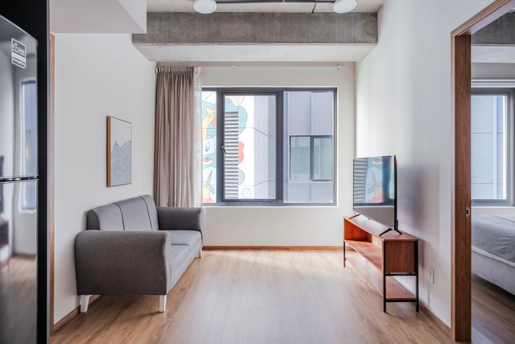 Elegant gestaltetes Wohnzimmer mit moderner Einrichtung in einer Wohnung im Magda in Mexico City, Mexico City Elegant gestaltetes Wohnzimmer mit moderner Einrichtung in einer Wohnung im Magda in Mexico City, Mexico City