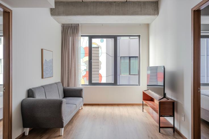 Elegant gestaltetes Wohnzimmer mit moderner Einrichtung in einer Wohnung im Magda in Mexico City, Mexico City Elegant gestaltetes Wohnzimmer mit moderner Einrichtung in einer Wohnung im Magda in Mexico City, Mexico City