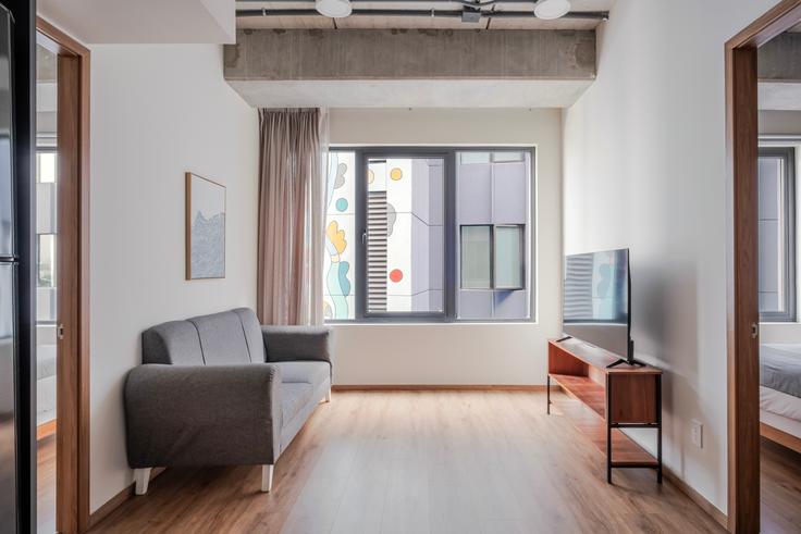 Elegant gestaltetes Wohnzimmer mit moderner Einrichtung in einer Wohnung im Magda in Mexico City, Mexico City Elegant gestaltetes Wohnzimmer mit moderner Einrichtung in einer Wohnung im Magda in Mexico City, Mexico City