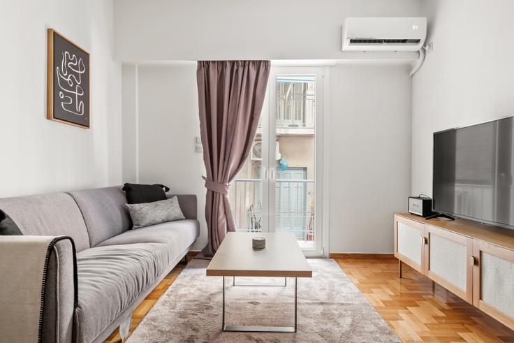 Salle de séjour élégante avec mobilier moderne dans un appartement à Dimitrakopoulou III à Acropolis, Athens