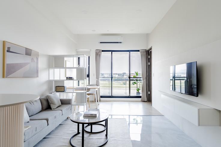 Elegante sala de estar con mobiliario moderno en un apartamento en The Grand Dazhi 最大直 en Zhongshan District, Taipei City