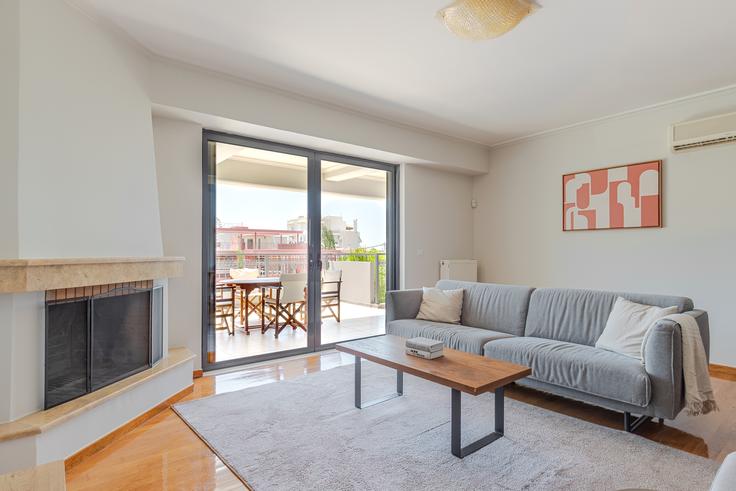 Salle de séjour élégante avec mobilier moderne dans un appartement à Leoforos Eleftheriou Venizelou 9 à South Athens, Athens