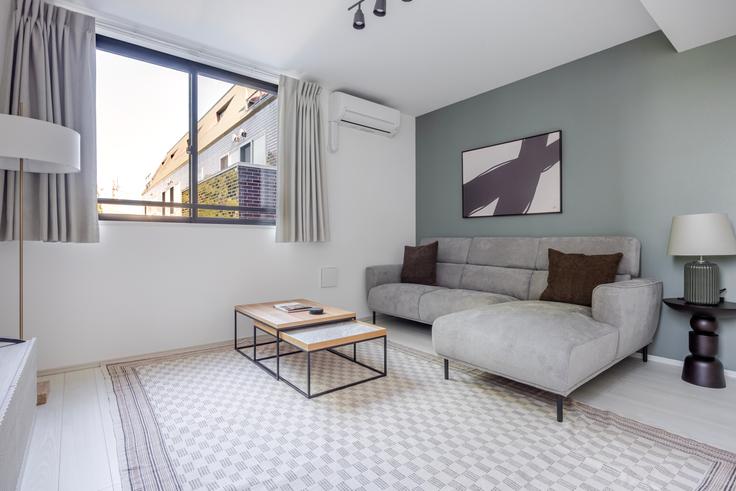 Tokyo Setagaya CityのU residence Shimokitazawaのアパートメントにある、モダンな家具を備えたエレガントなデザインのリビングルーム Tokyo Setagaya CityのU residence Shimokitazawaのアパートメントにある、モダンな家具を備えたエレガントなデザインのリビングルーム