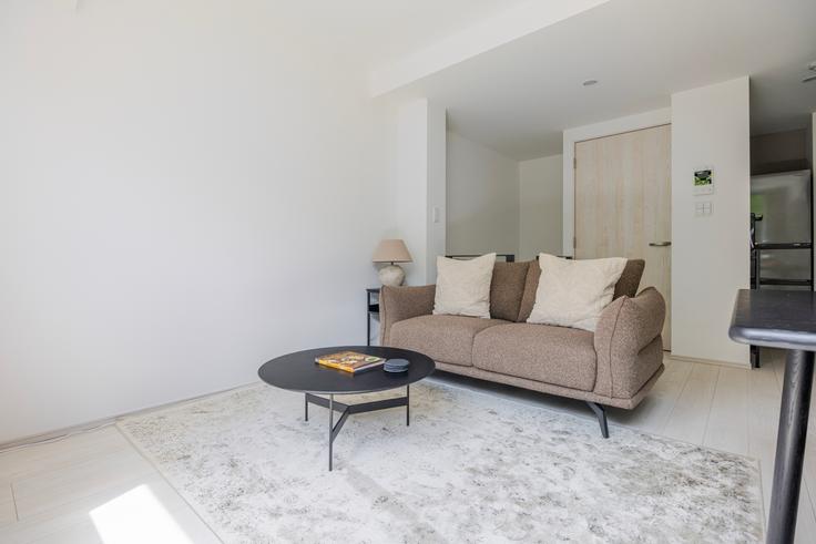 Tokyo Setagaya CityのU residence Shimokitazawaのアパートメントにある、モダンな家具を備えたエレガントなデザインのリビングルーム
